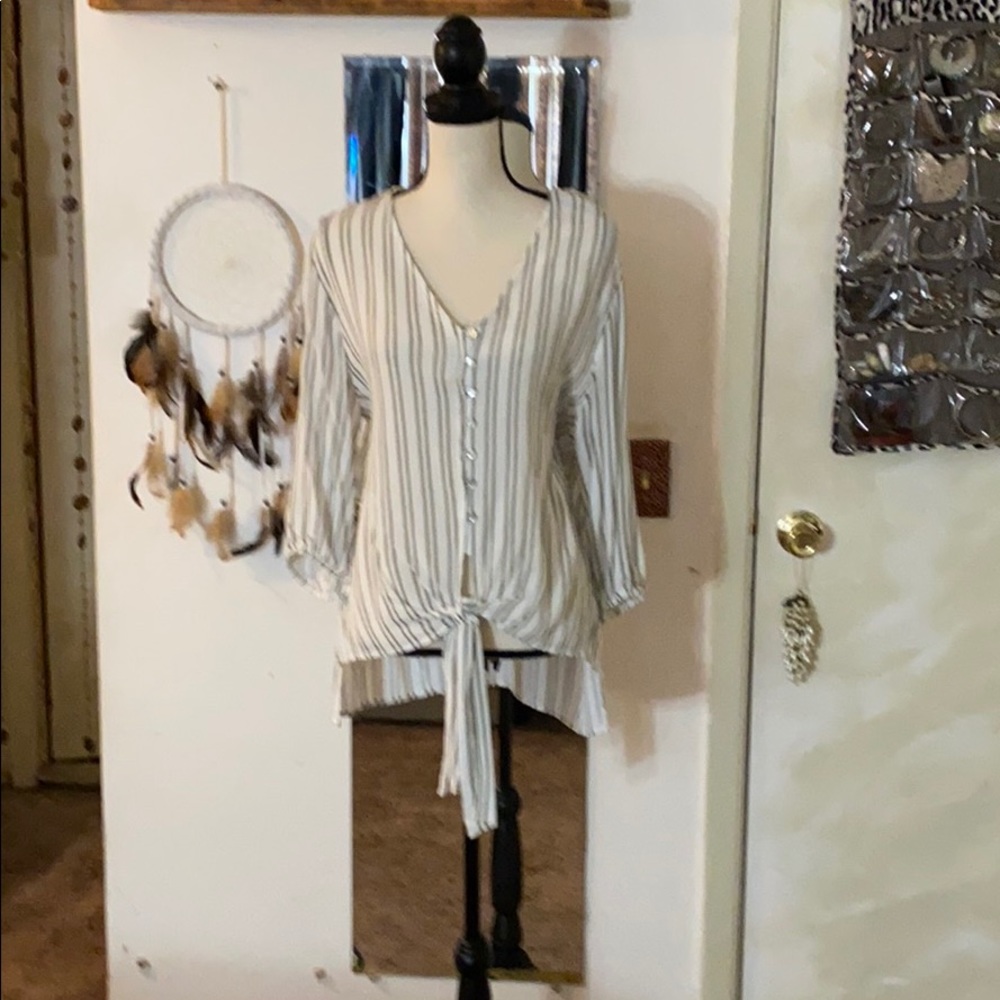 🌻🌻Francescas striped olive green button down